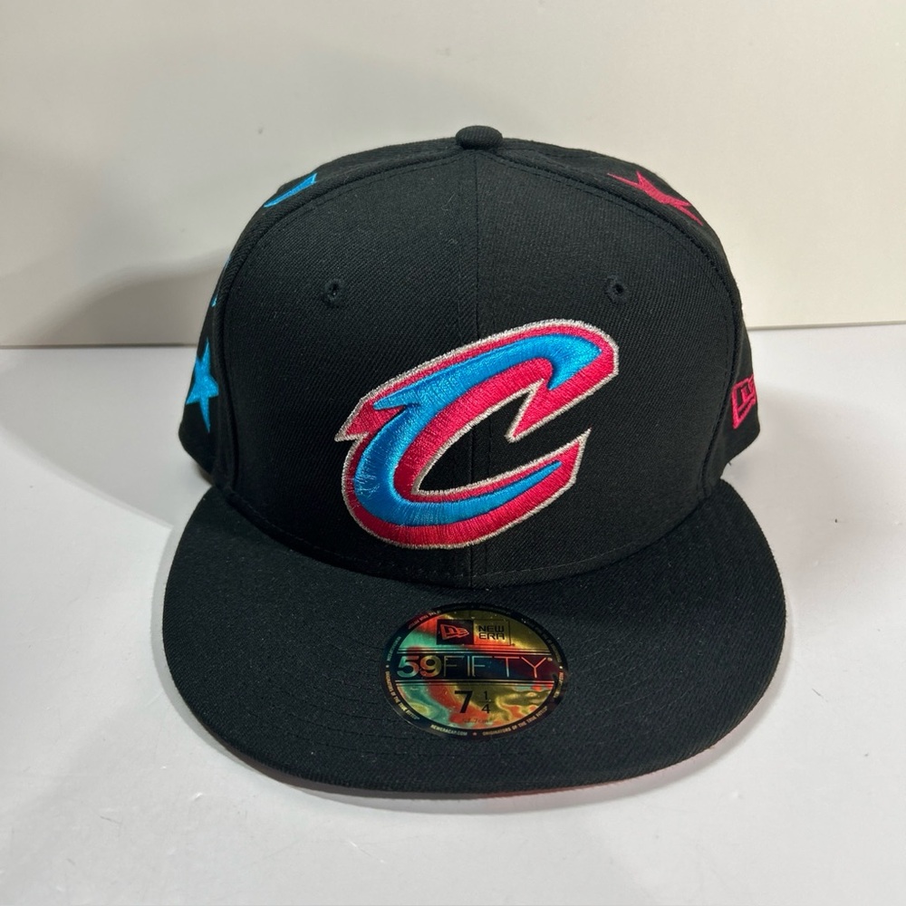 New Era 59Fifty NBA 75 Cleveland Cavaliers Starry Fitted Hat 7 1/4 BLK Blue Pink